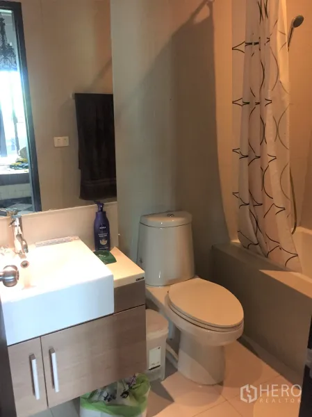 คอนโด ให้เช่าหรือขายในWatthana, Bangkok - ห้องน้ำพร้อมอ่างล้างหน้าแบบโมเดิร์น โถสุขภัณฑ์ และอ่างอาบน้ำพร้อมฝักบัว