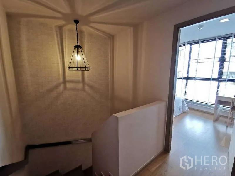 คอนโด ให้เช่าหรือขายในWatthana, Bangkok - ชั้นบนของห้องกับโคมไฟแขวน มองเชื่อมสู่ห้องนอนที่รับแสงดี