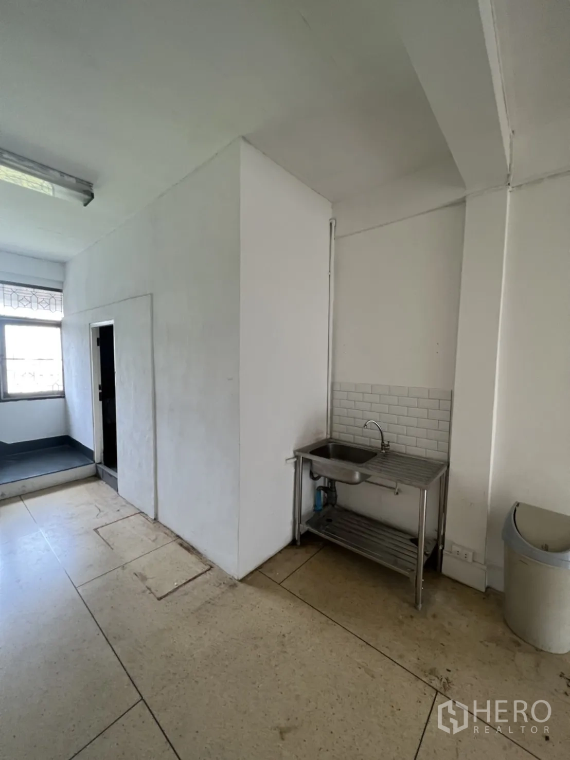 店屋 出租或出售在Watthana, Bangkok - 小型屋顶露台，盆栽与社区景观。