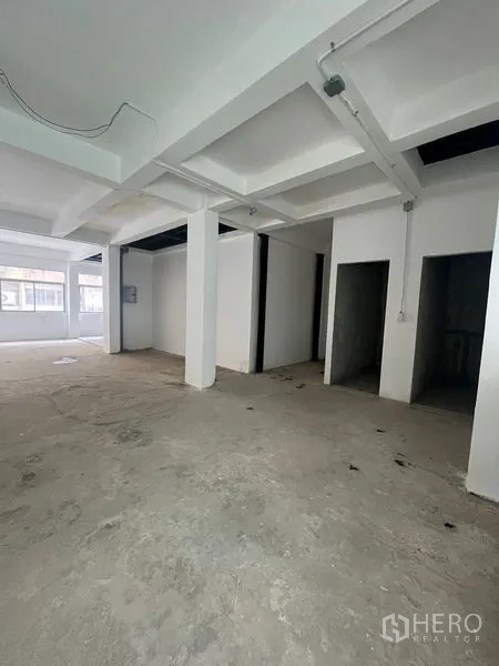 店屋 出租在Bang Rak, Bangkok - 底层空间，方形立柱与两个后部小房间