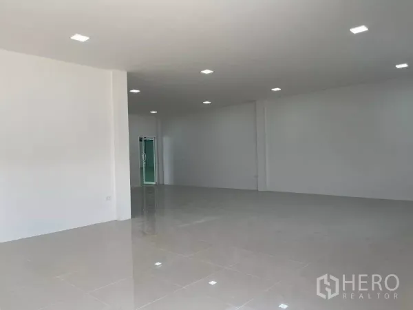 工厂 出租或出售在Bang Phli, Samut Prakan - 一层办公室，白墙、瓷砖地面、嵌入式灯和玻璃门。