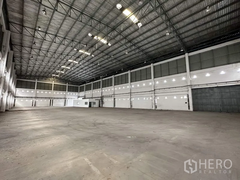 工厂 出租在Bang Bua Thong, Nonthaburi - 大面积仓库地面，净高充足并设多处装卸门。