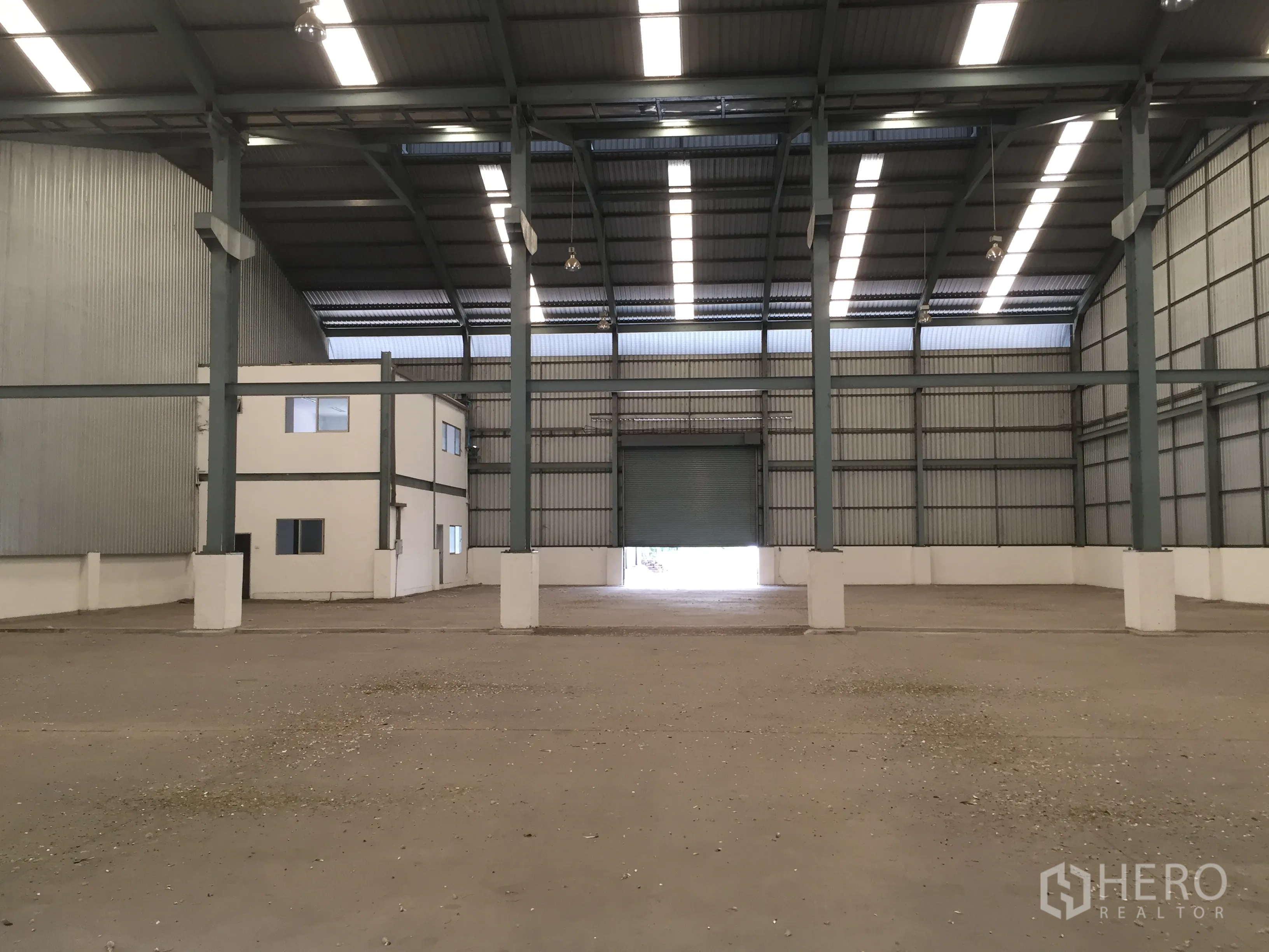 工厂 出租在Khlong Luang, Pathum Thani - 开阔的生产区，配置高棚灯及后侧卷帘门。