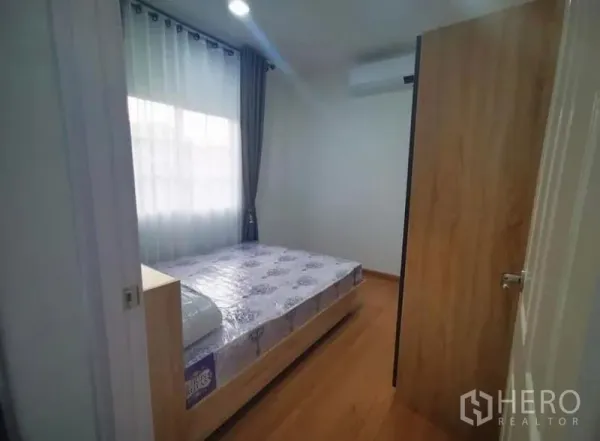 独立式住宅 出租 - 温馨次卧，含床、窗户与分体空调。