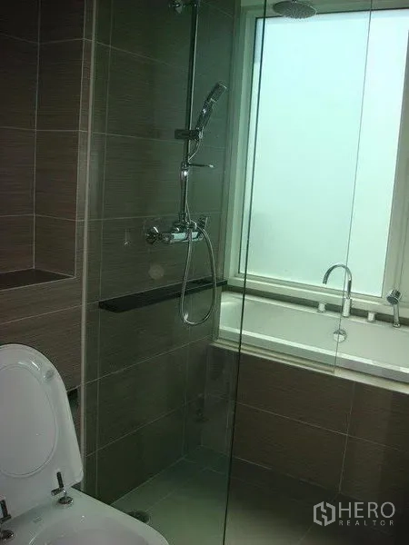 คอนโด ให้เช่าในKhlong Toei, Bangkok - ห้องน้ำโมเดิร์น ฝักบัวกั้นกระจก หัวฝักบัวเรนชาวเวอร์ และอ่างอาบน้ำข้างหน้าต่างฝ้า