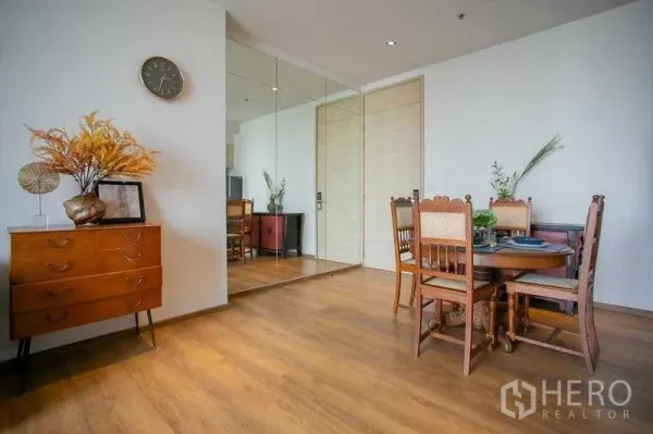 คอนโด ขายในKhlong Toei, Bangkok - มุมตู้ลิ้นชักไม้และโต๊ะทานอาหารบนพื้นไม้โทนอุ่น