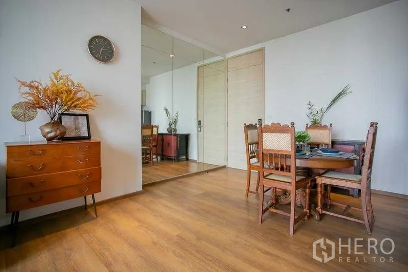 คอนโด ขายในKhlong Toei, Bangkok - มุมตู้ลิ้นชักไม้และโต๊ะทานอาหารบนพื้นไม้โทนอุ่น