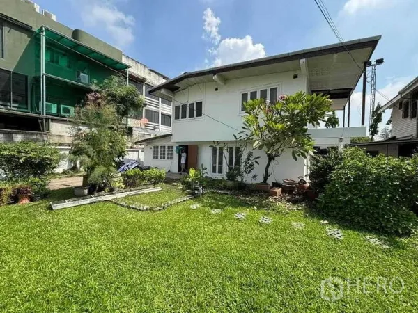 บ้าน ให้เช่าในSuan Luang, Bangkok - บ้านสองชั้นสีขาวติดสนามหญ้าเขียว ล้อมด้วยต้นไม้และแปลงสวน เมืองเงียบสงบ