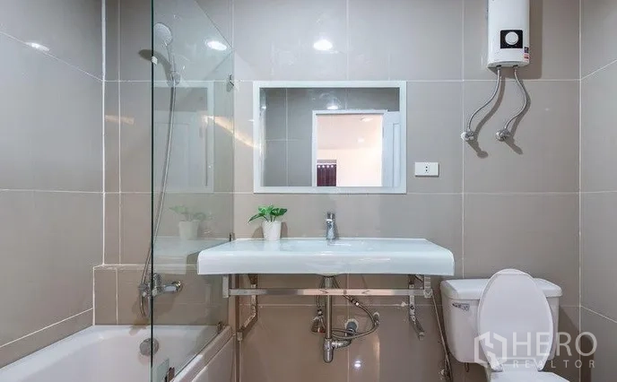 คอนโด ให้เช่าในKhlong Toei, Bangkok - ห้องน้ำสมัยใหม่พร้อมอ่างอาบน้ำ ฉากกั้นกระจก อ่างล้างหน้า และเครื่องทำน้ำอุ่นติดผนัง