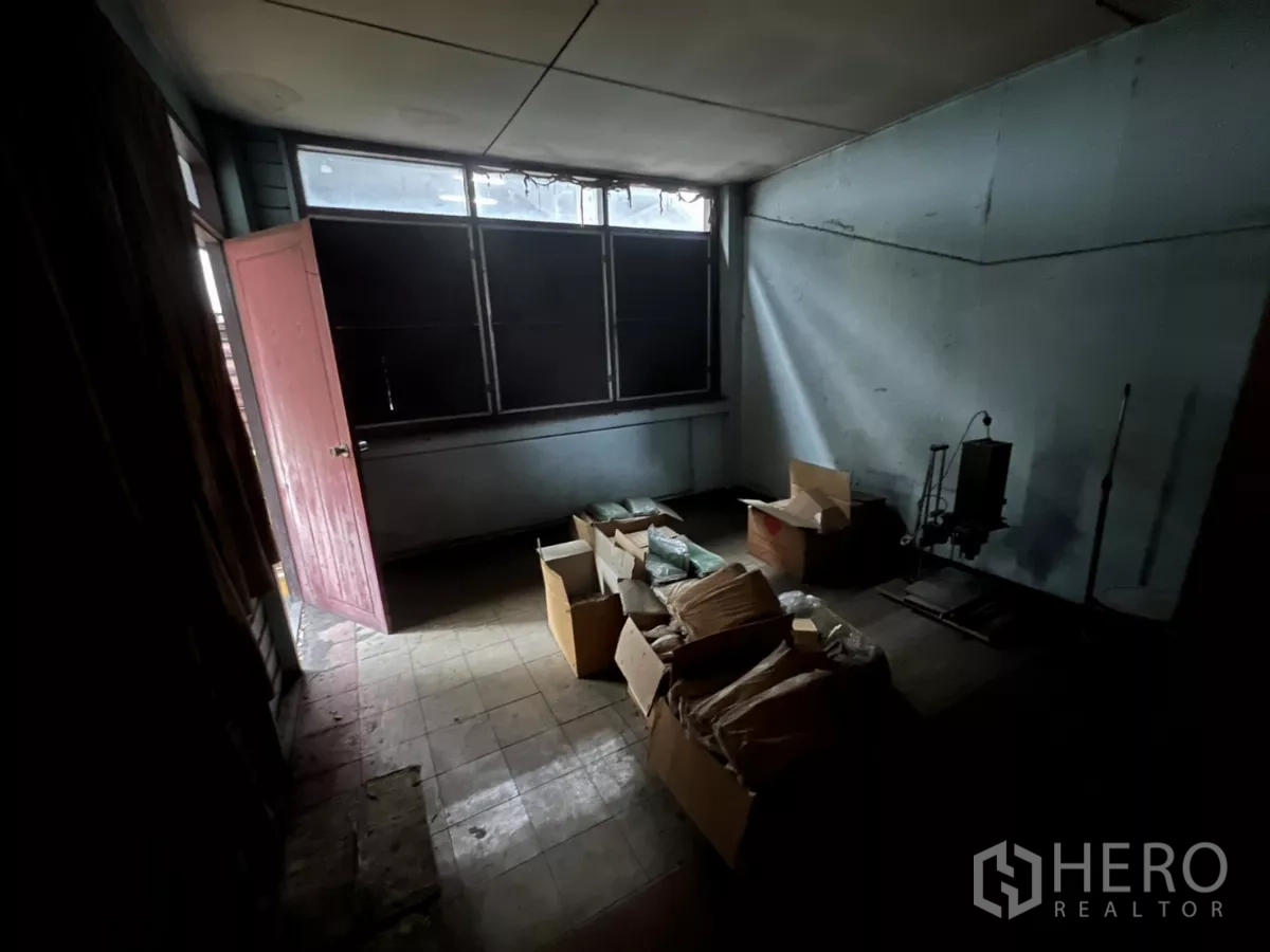 店屋 出租在Watthana, Bangkok - 光线较暗的楼上房间，设窗户与纸箱