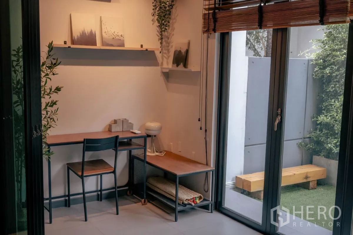 独立式住宅 出租或出售在Bang Phli, Samut Prakan - 花园旁小型书房，推拉门采光充足。