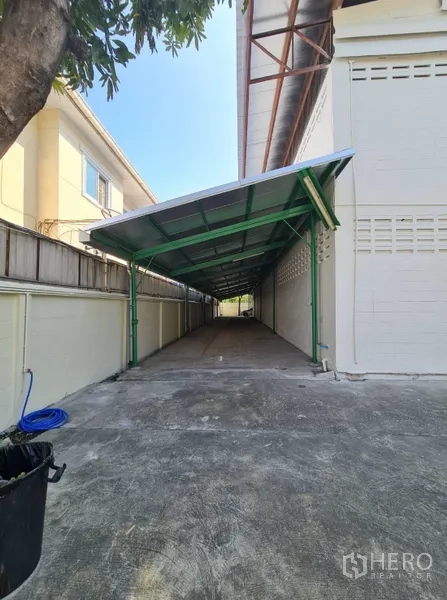 Warehouse for rent in Khlong Toei, Bangkok - Long covered passage beside the boundary wall for parking or packing.