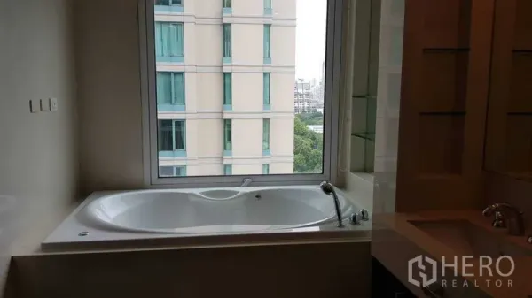 公寓 出租在Pathum Wan, Bangkok - 公寓浴室，落地窗旁的大浴缸与城市景观