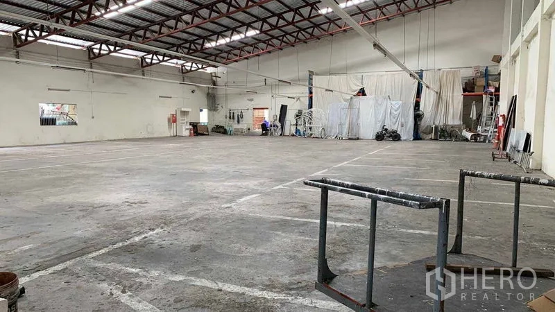 Warehouse for rent in Phra Pradaeng, Samut Prakan - Open-plan, high-clearance warehouse floor with concrete surface.