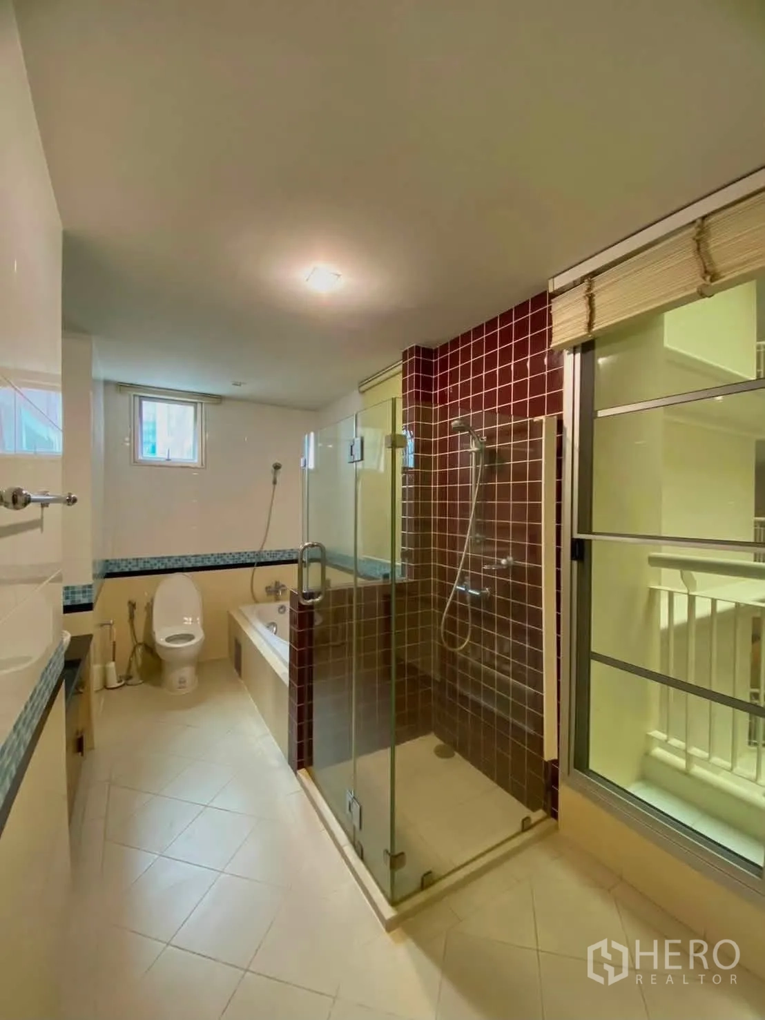 公寓 for rent in Khlong Toei, Bangkok - 浴室带玻璃淋浴间、浴缸与坐便器。
