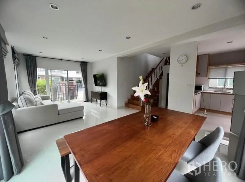 独立式住宅 出租在Suan Luang, Bangkok - 从餐桌望向客厅、电视墙与前方推拉门