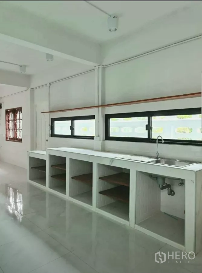 สำนักงานที่บ้าน ให้เช่าในLat Phrao, Bangkok - เคาน์เตอร์บิลต์อินพร้อมซิงก์และชั้นเก็บของ ใต้หน้าต่างแนวนอน