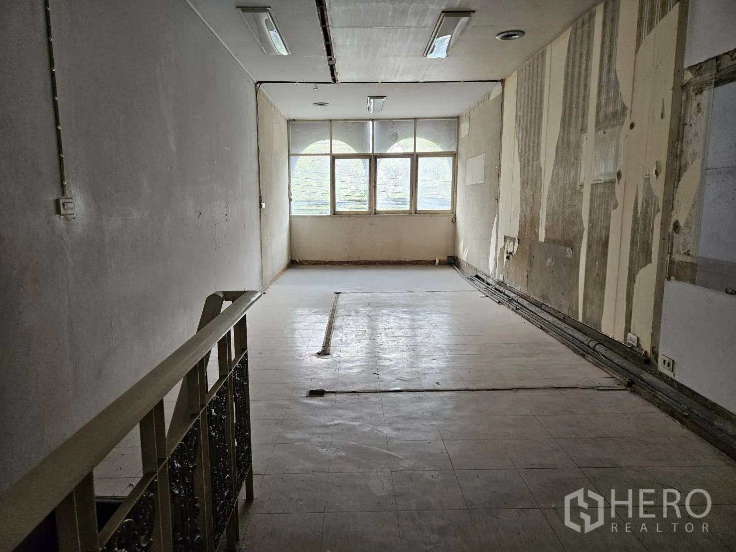 店屋 出租在Watthana, Bangkok - 楼上开放式房间，日光灯与窗户，墙纸局部剥落。