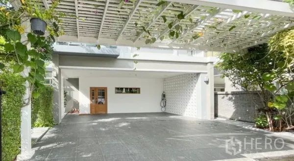 独立式住宅 出租 - 带白色花架的有顶车库，攀援植物点缀，侧门出入方便。