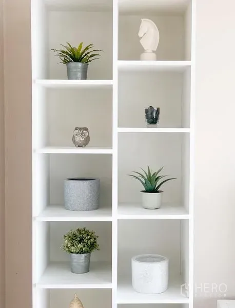 คอนโด ให้เช่าในWatthana, Bangkok - ชั้นวางของสีขาวสไตล์มินิมอลตกแต่งด้วยกระถางต้นไม้และของแต่งบ้าน