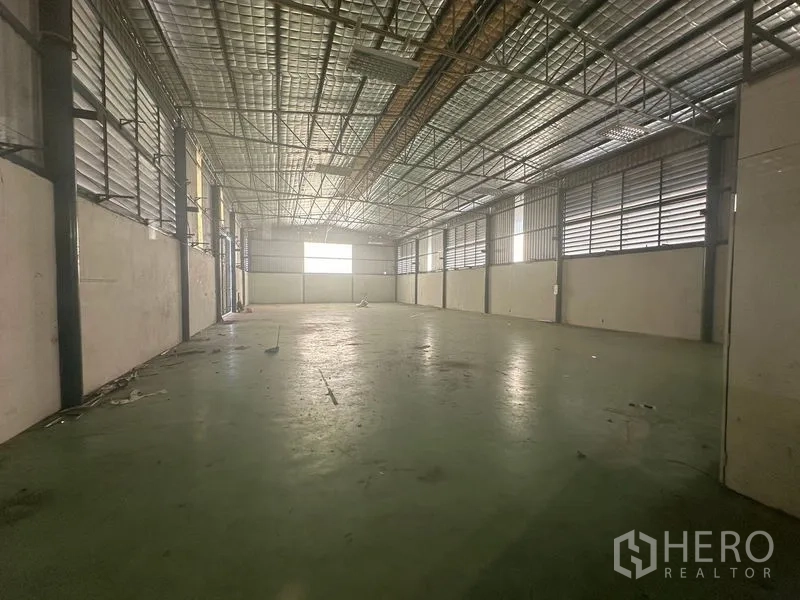 คลังสินค้า ให้เช่าในSaphan Sung, Bangkok - โถงโกดังขนาดใหญ่ ผนังระบายอากาศและหลังคาพร้อมฉนวน