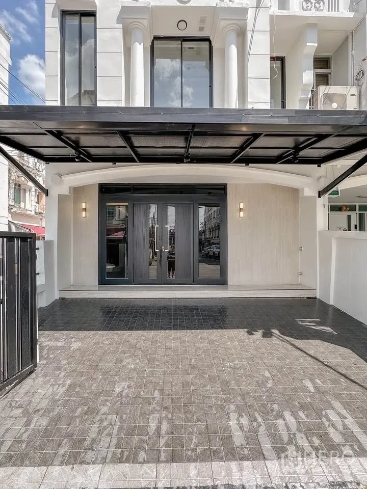 联排别墅 for sale in Wang Thonglang, Bangkok - 前庭带顶车棚与双扇入口门。