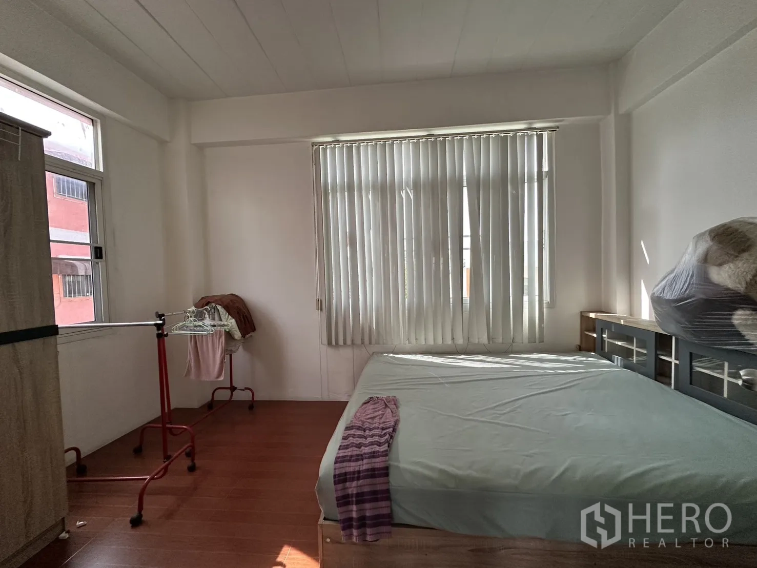 店屋 for rent in Phra Khanong, Bangkok - 卧室内有床、大窗与竖百叶帘。