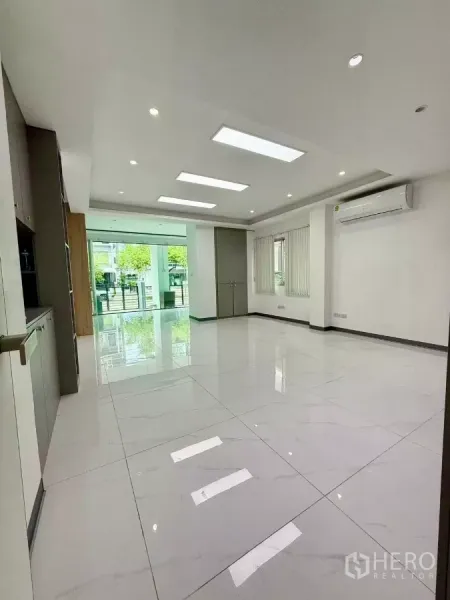 สำนักงานที่บ้าน ให้เช่าหรือขายในWang Thonglang, Bangkok - พื้นที่ทำงานชั้นล่างกว้าง กระจกหน้าบ้านใหญ่ เพดานบิลท์อิน