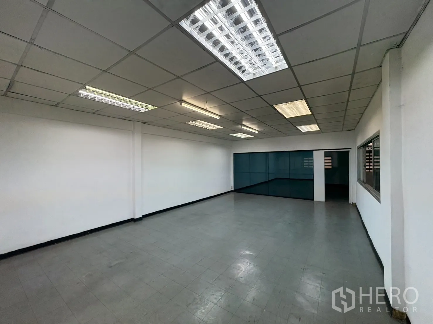 คลังสินค้า ให้เช่าในBang Phli, Samut Prakan - พื้นที่สำนักงานชั้นบน ฝ้าแขวนพร้อมไฟ และผนังกระจกสีเข้ม