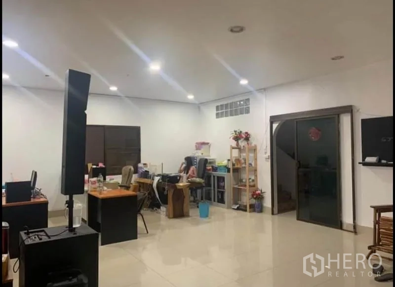 คลังสินค้า ให้เช่าในSai Noi, Nonthaburi - ออฟฟิศแบบเปิดโล่ง พื้นกระเบื้อง ไฟดาวน์ไลท์ โต๊ะทำงานและชั้นวางของ
