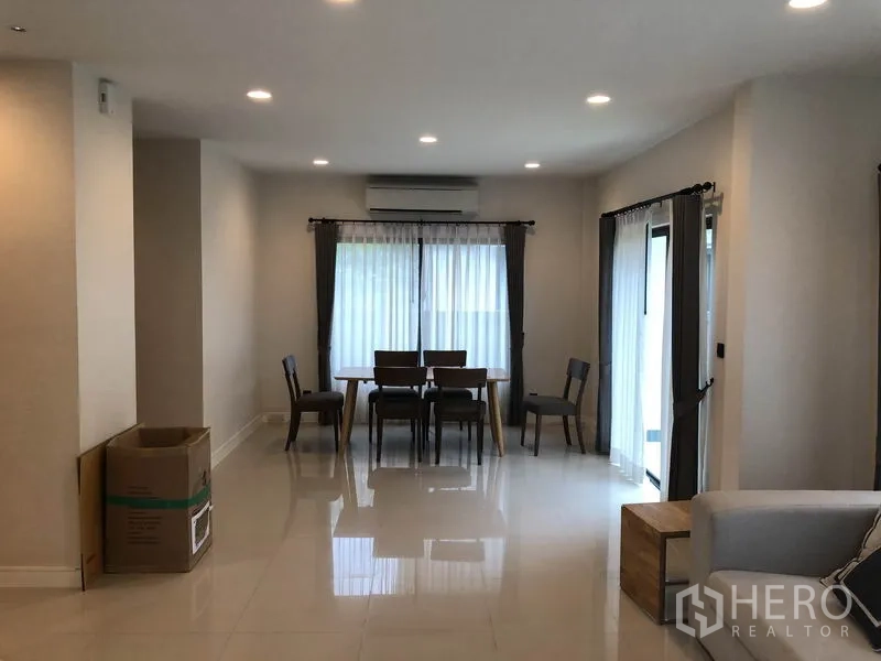 บ้าน ให้เช่าในBang Kapi, Bangkok - มุมทานอาหาร โต๊ะไม้พร้อมเก้าอี้ ผ้าม่านโปร่งและพื้นกระเบื้องเงา