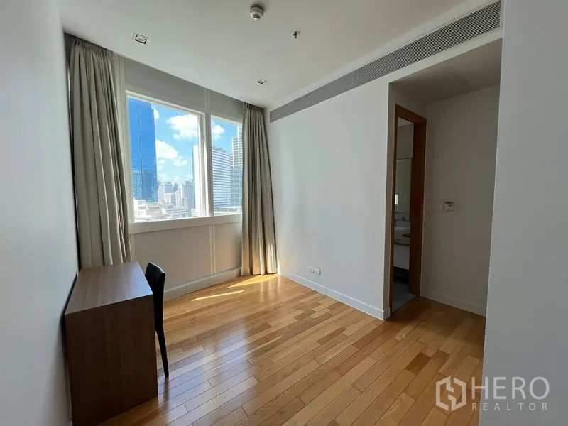 คอนโด ให้เช่าในKhlong Toei, Bangkok - ห้องนอนหรือห้องทำงานอเนกประสงค์ มีโต๊ะทำงาน แสงธรรมชาติ และทางเข้าห้องน้ำ