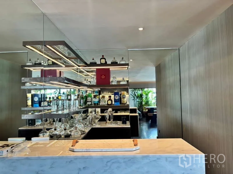 คอนโด ให้เช่าในWatthana, Bangkok - บาร์ภายในบ้านผนังกระจกพร้อมชั้นไฟส่องสว่าง ขวดและแก้ว