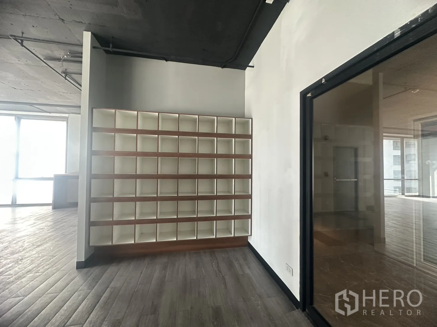 สำนักงาน ให้เช่าในKhlong Toei, Bangkok - ผนังชั้นเก็บของแบบช่องถัดจากประตูกระจกภายในออฟฟิศ