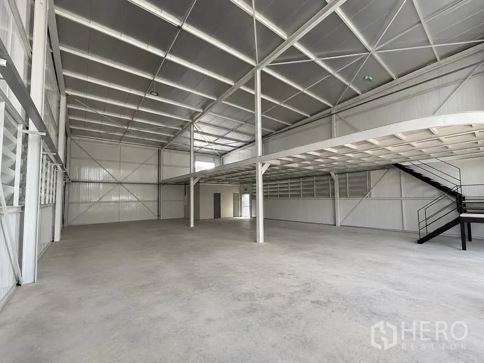 Warehouse for rent in Bang Na, Bangkok - Large open-plan warehouse with high ceiling, steel frame and mezzanine level.