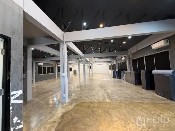 สำนักงาน ให้เช่าในWang Thonglang, Bangkok - มุมมองพื้นที่ทำงานกว้าง โชว์โครงเหล็ก เพดานไฟราง แอร์หลายเครื่อง และหน้าต่างตลอดผนังสีเทา