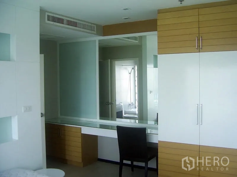 คอนโด ให้เช่าในKhlong Toei, Bangkok - ห้องนอนที่สองพร้อมโต๊ะยาวสำหรับแต่งตัว ตู้เสื้อผ้าบิวท์อิน และประตูเชื่อมเข้าห้องน้ำ