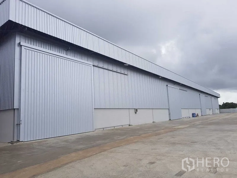 คลังสินค้า ให้เช่าในLat Krabang, Bangkok - ภายนอกโกดังผนังเมทัลชีท ประตูบานสไลด์ พร้อมลานคอนกรีตกว้าง