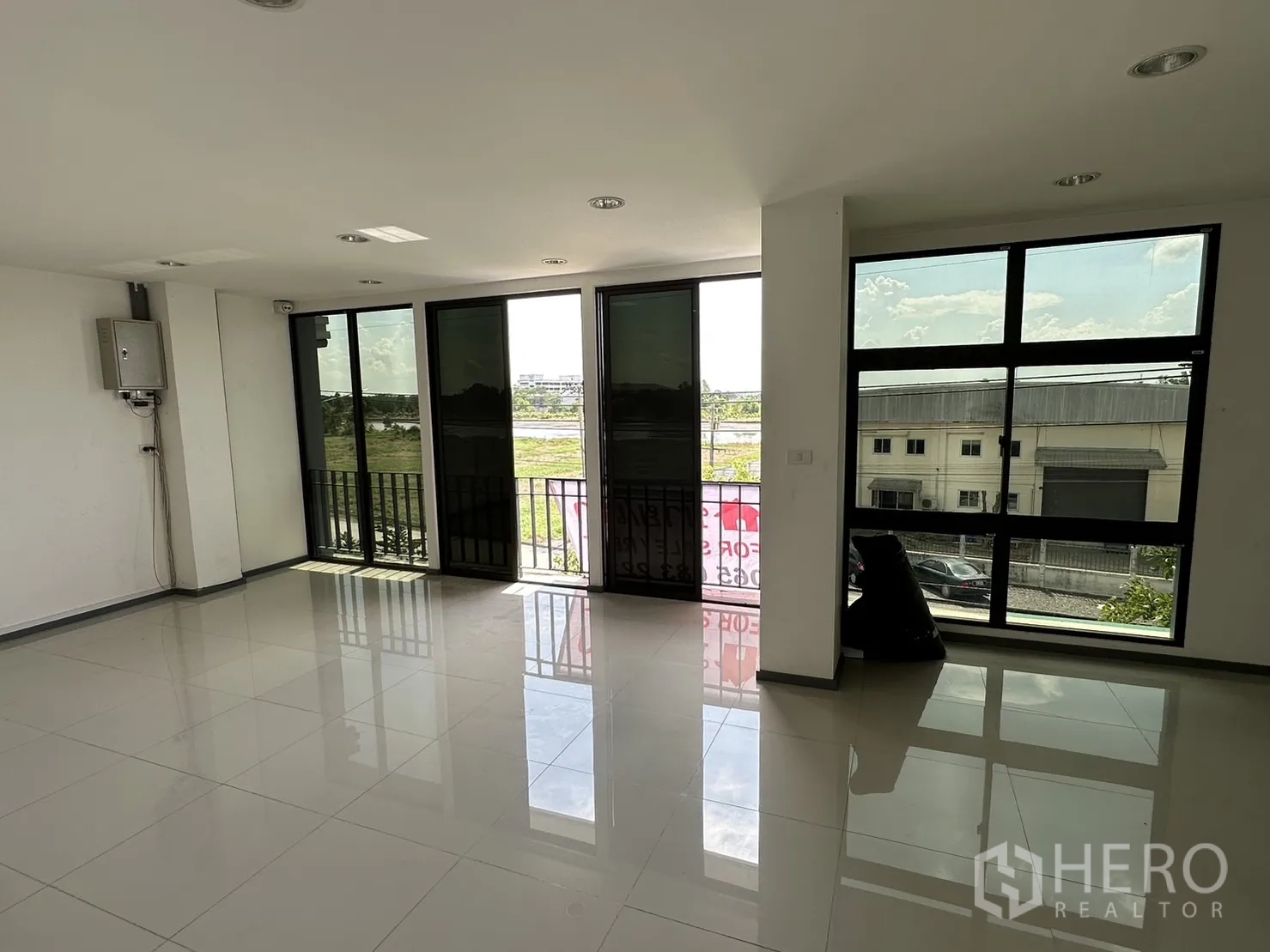 工厂 出租或出售在Pathum Thani - 二层办公室，落地窗俯瞰室外绿地。