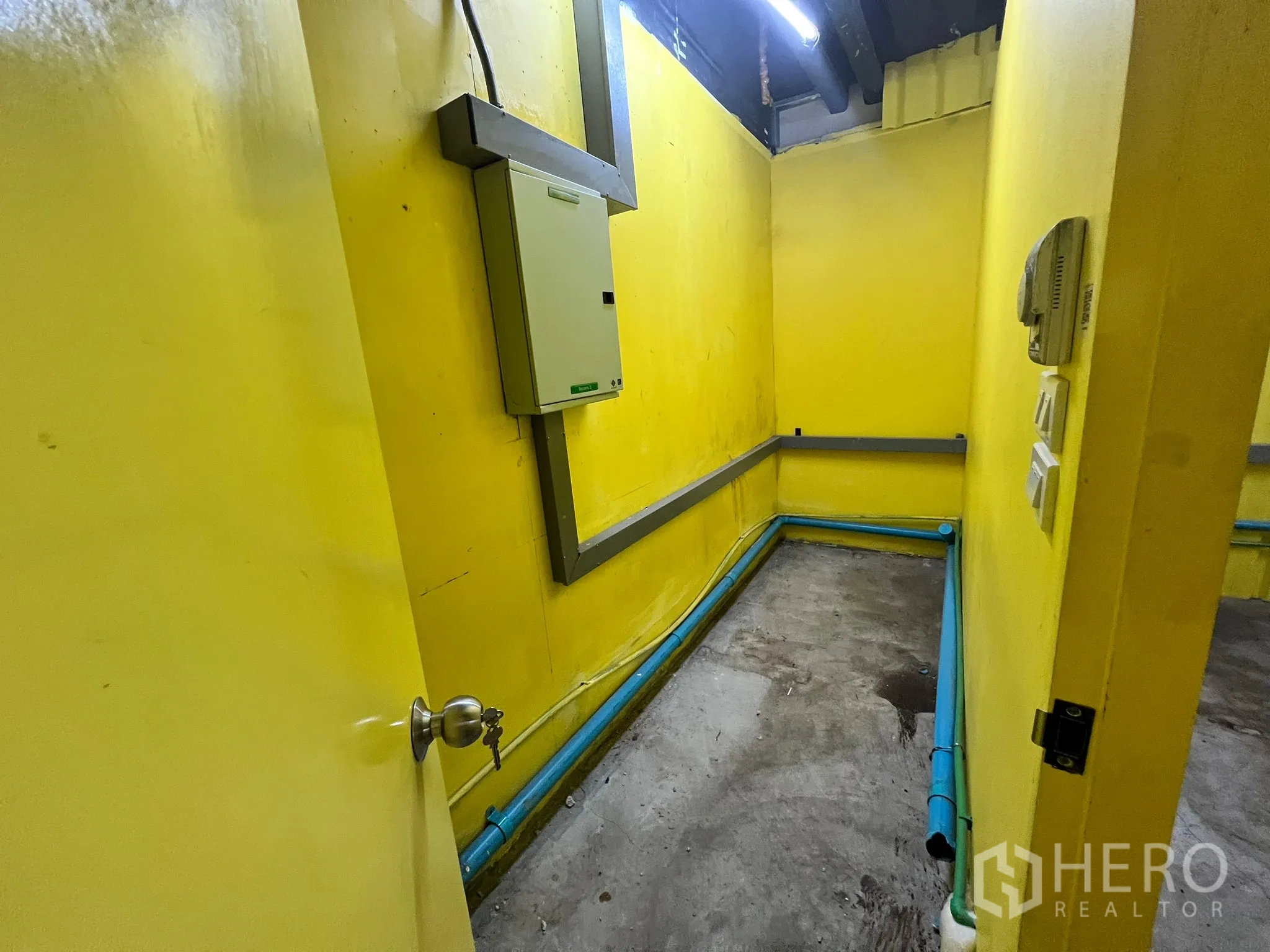 พื้นที่ขายปลีก ให้เช่า - ห้องบริการขนาดกะทัดรัด มีตู้ไฟฟ้าและระบบประปาพร้อมใช้งาน