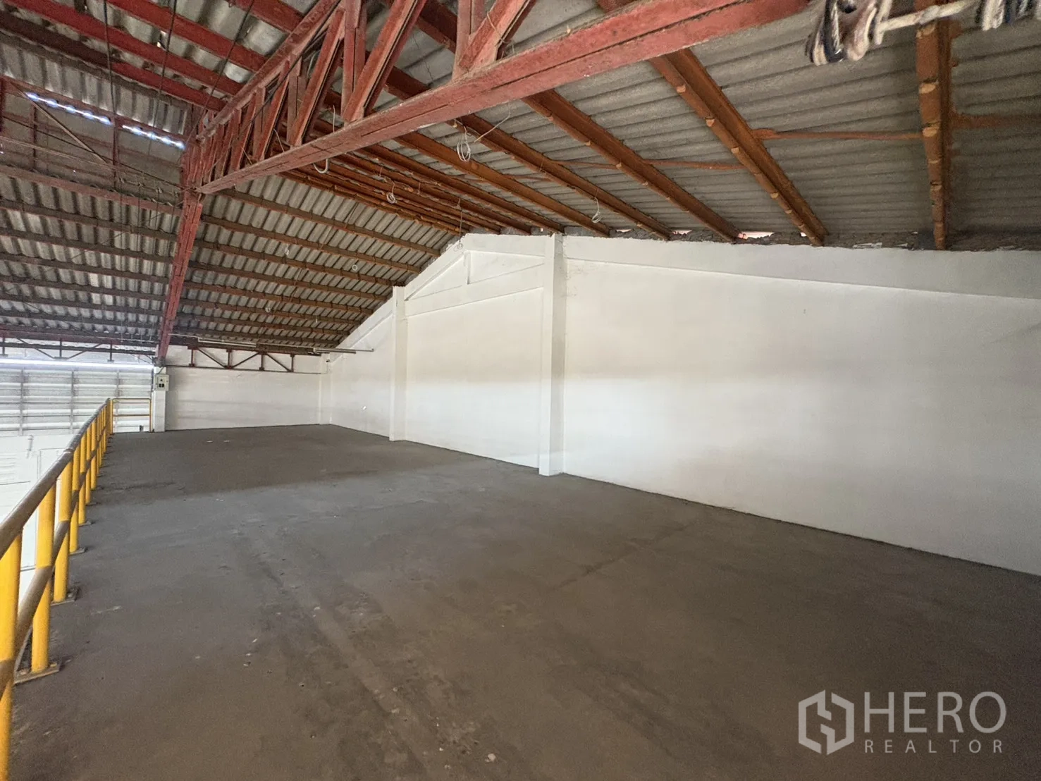 คลังสินค้า ให้เช่าในBang Phli, Samut Prakan - ชั้นลอยเก็บของชั้นสามพร้อมราวกันตก มองลงสู่พื้นโกดัง