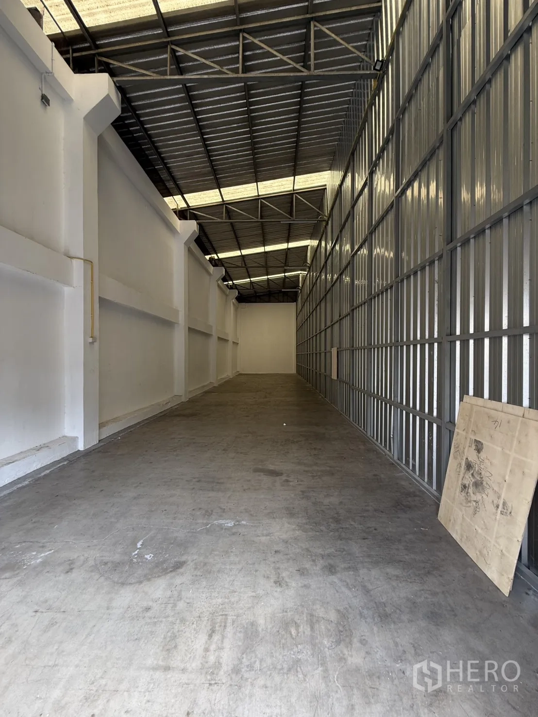 โกดัง for rent in Suan Luang, Bangkok - มุมมองแนวลึกของโกดัง แสดงพื้นที่ต่อเนื่อง พื้นคอนกรีต ผนังเมทัลชีท และโครงหลังคา