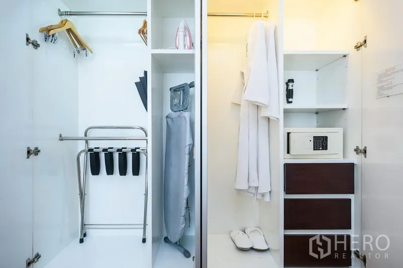 คอนโด ให้เช่าในKhlong Toei, Bangkok - ตู้เสื้อผ้าบิวท์อินพร้อมไม้แขวนเสื้อ โต๊ะรีดผ้า ตู้เซฟ และชั้นเก็บของ