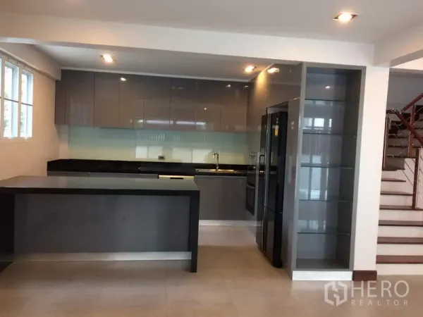独立式住宅 出租或出售在Khan Na Yao, Bangkok - 现代一体化厨房，岛台、亮面橱柜与家电