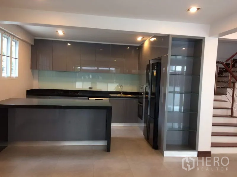 独立式住宅 出租或出售在Khan Na Yao, Bangkok - 现代一体化厨房，岛台、亮面橱柜与家电