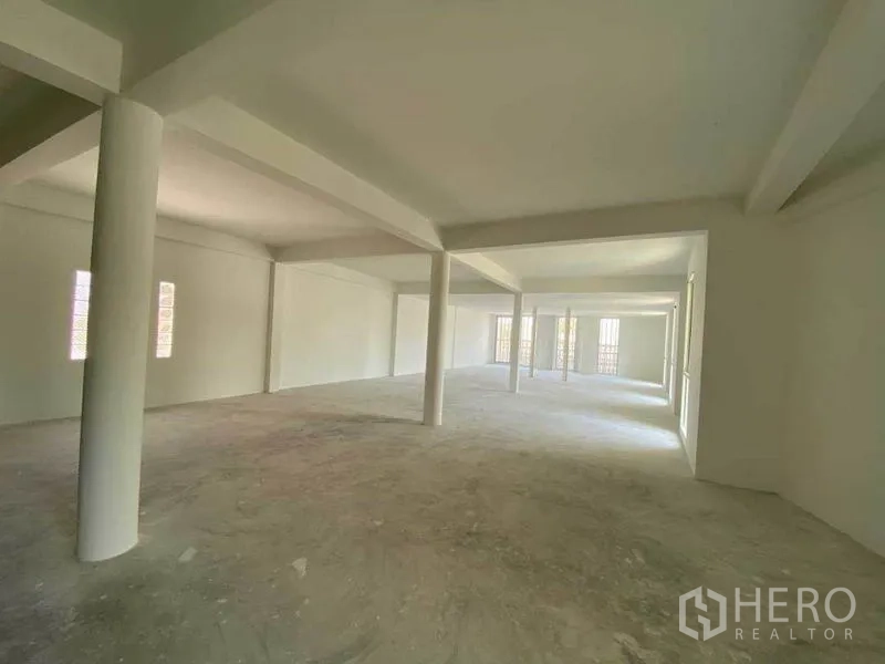 พื้นที่ขายปลีก ให้เช่าในKhlong Toei, Bangkok - พื้นที่เปิดโล่งขนาดใหญ่ เสากลม รับแสงธรรมชาติ เหมาะโชว์รูม