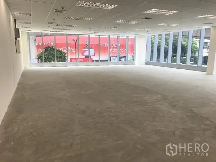 สำนักงาน ให้เช่าในKhlong Toei, Bangkok - ออฟฟิศเปิดโล่ง กระจกเต็มบานสองด้าน ฝ้าทีบาร์ไฟ LED และพื้นคอนกรีตยังไม่ปู