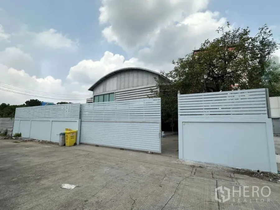 คลังสินค้า ให้เช่าในPak Kret, Nonthaburi - ประตูและรั้วคอนกรีตสูงของโกดังเดี่ยว พร้อมลานคอนกรีตกว้าง