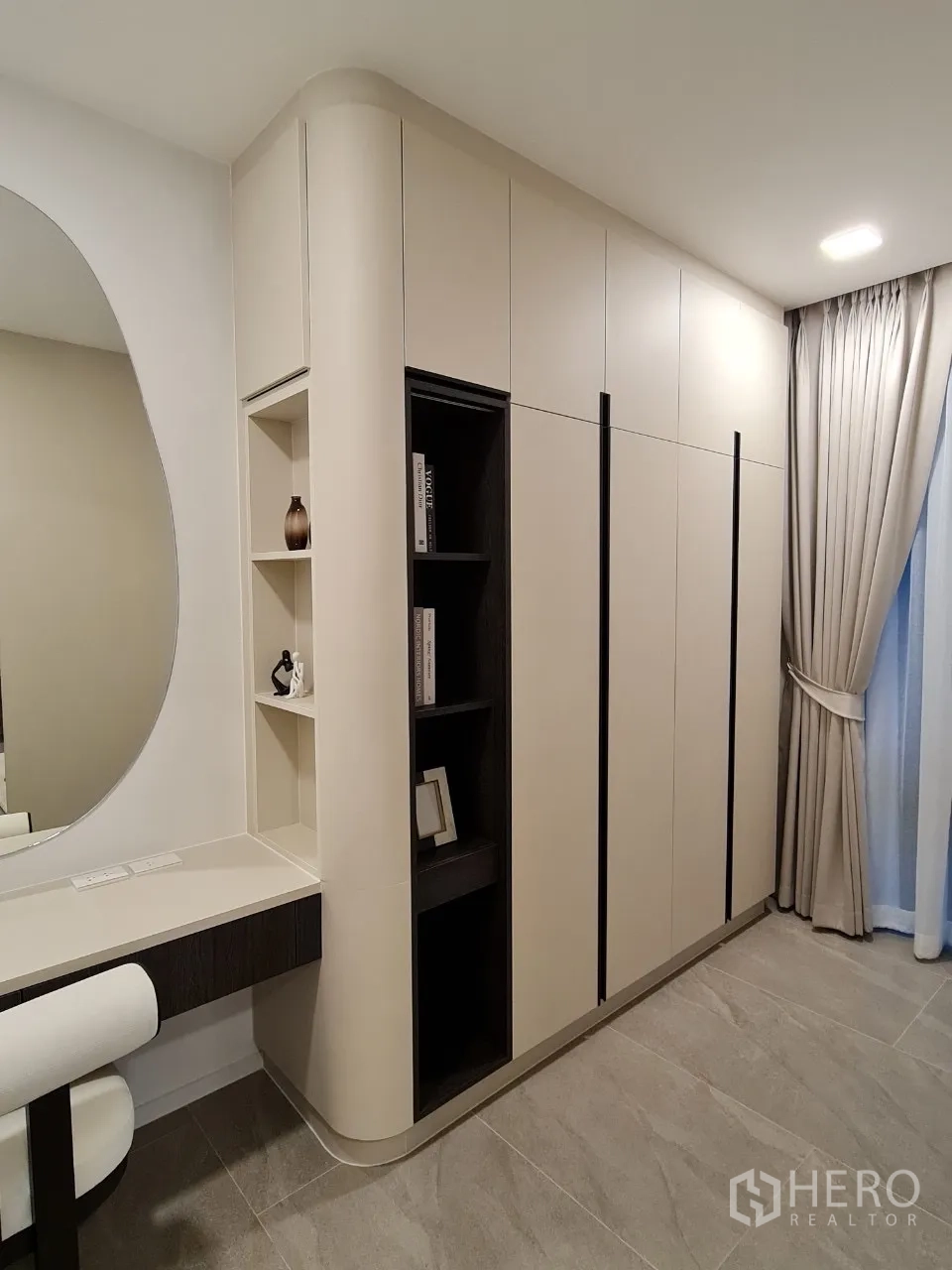 独立式住宅 出租在Saphan Sung, Bangkok - 贴墙衣柜系统，圆角设计与展示格。