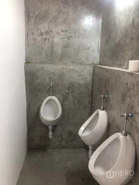 คลังสินค้า ให้เช่าในBang Yai, Nonthaburi - โซนโถปัสสาวะชายแบบแขวนผนัง ผนังคอนกรีตสไตล์ลอฟต์